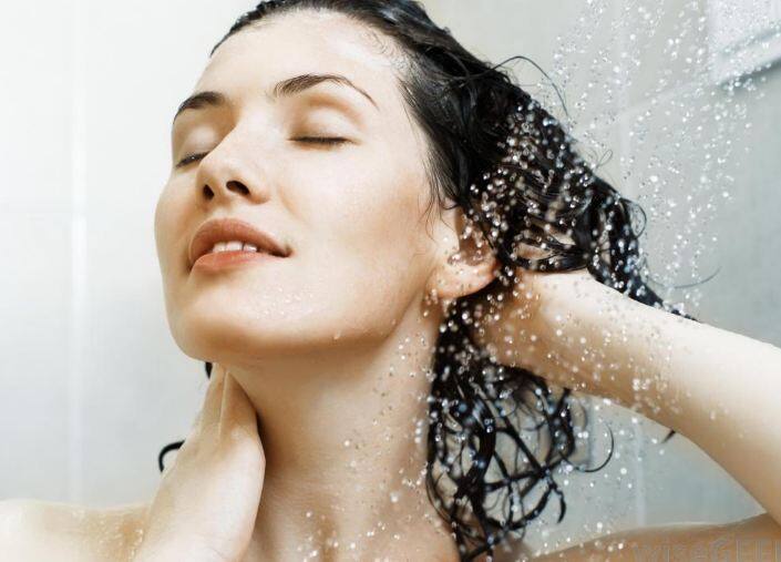  बालों को सॉफ्ट करना है तो इस तरह करें हेयर वॉश! 