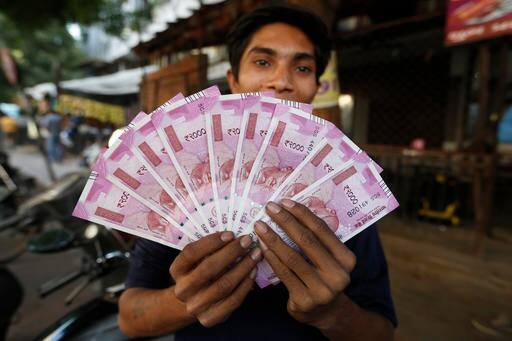 बीते नौ नवंबर से 500 और 1000 रुपए के पुराने नोटों को अमान्य किए जाने के बाद बैंकों और एटीएम से पैसे निकालने की सीमा तय कर दी गई है. 