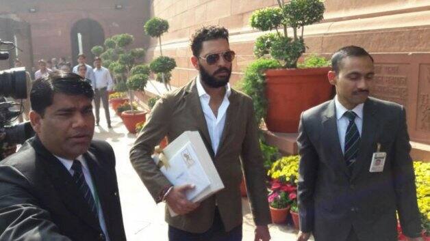 टीम इंडिया के सिक्सर किंग युवराज सिंह इस महीने 30 नवंबर को अपनी मंगेतर हेजल कीच के साथ शादी के बंधन में बंधने वाले हैं. जिसके लिए युवी ने अपनी शादी का निमंत्रण प्रधानमंत्री नरेंद्र मोदी को भी दिया है.