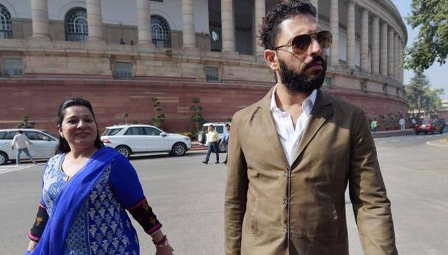 पीएम मोदी समेत कई सेलीब्रिटीज़ के इस शादी में शिरकत करने की उम्मीद है लेकिन युवी के तमाम फैंस के मन में ये सवाल घूम रहा है कि क्या इस फंक्शन में युवी के पिता यानी एक्टर और पूर्व क्रिकेटर योगराज सिंह भी शामिल होंगे.