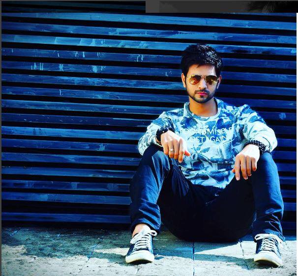 'मेरी आशिकी तुमसे ही' सीरियल में दिखने वाले मशहूर टीवी एक्टर शक्ति अरोड़ा भी नोटबंदी इस कदर परेशानी हुए हैं कि उन्होंने अपनी शादी टाल दी है. शक्ति इन दिनों कलर्स टीवी पर डांस रिएलिटी शो 'झलक दिखला जा' में नजर आ रहे हैं.