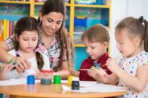 बच्चे को डे केयर में छोड़ने से पहले इन बातों पर करें गौर!