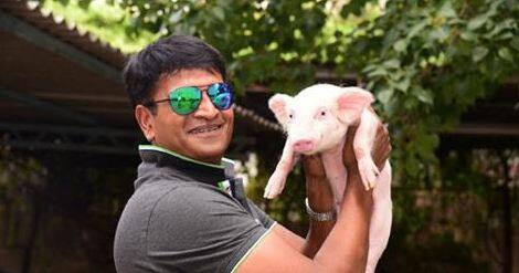 रवि ने ये भी बताया कि उनकी आने वाली फिल्म में सुअर का बच्चा भी काम कर रहा है.  (All Picture Credit- facebook.)  