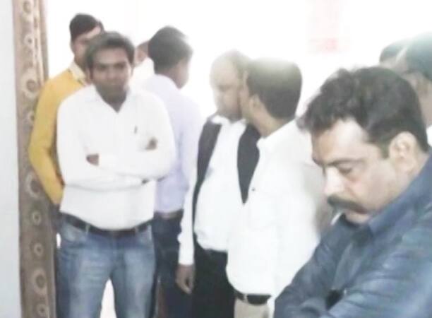 ठीक 10 दिन बाद उसके गिरेहबान तक पुलिस के हाथ पहुंच गए. पुलिस की मानें, तो इंडियन ओवरसीज बैंक के सीनियर मैनेजर शशि कुमार का गुजरात में रहने वाली मौसेरी बहन के साथ प्रेम संबंध था. 17 साल की मौसेरी बहन शशि कुमार से करीब 30 साल छोटी है. लेकिन रिश्तों की तमाम मर्यादाओं को ताक पर रखकर ये शख्स करीब डेढ़ साल से उसके प्यार में पड़ा था. आगे पढ़िए...