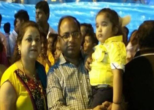 जमशेदपुर के ओवरसीज बैंक में मैनेजर शशि कुमार ने सुपारी किलर भेजकर अपनी पत्नी मंजू और साढ़े तीन साल के बेटे द्विज का मर्डर कराया था. उस दिन इसके मगरमच्छी आंसुओं को देखकर कोई भी अंदाजा नहीं लगा पाया था कि घर में हुए कत्लेआम की साजिश का मास्टरमाइंड कोई और नहीं बल्कि ये खुद है. आगे पढ़िए...
