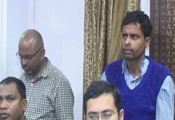 इसलिए उसने दोनों को रास्ते से हटाने के लिए एक खौफनाक साजिश रच डाली. साजिश को अंजाम देने के लिए उसने बढ़ई का काम करने वाले मुकेश और मोहन नाम के शख्स को पांच लाख में सुपारी दी थी. पुलिस के मुताबिक साजिश को अंजाम तक पहुंचाने के लिए बैंक मैनेजर शशि कुमार ने 15 नवंबर 2016 का दिन मुकर्र किया था. आगे पढ़िए...
