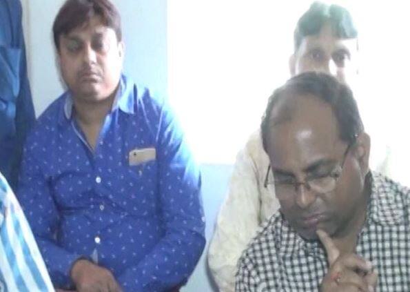 पुलिस के मुताबिक कातिलों ने मंजू को मौत के घाट उतारने से पहले साढ़े तीन साल के मासूम द्विज की हत्या की थी. मां-बेटे की हत्या करने के बाद हत्यारों ने अलमारी में रखे जेवर और करीब तीन हजार रुपए निकाल लिए थे. दरअसल बैंक मैनेजर ने उन्हें अलमारी की चाबी के बारे में पहले ही बता दिया था. आगे पढ़िए...
