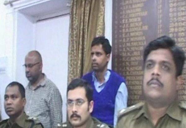 कत्ल के बाद हत्यारे अलमारी में रखे शशि कुमार के नए कपड़े पहनकर फरार हुए थे. ताकि खून से सने कपड़े देखकर कोई उन्हें पकड़ न ले. हत्यारों ने खून से सने कपड़े और हथियार ठिकाने लगाने के बाद घर से चुराए गए जेवरात बेच दिए थे. इस डबल मर्डर ने पूरे जमशेदपुर में सनसनी फैला दी थी. लेकिन, पुलिस ने तमाम कड़ियों को जोड़कर इस साजिश का पर्दाफाश कर डाला. आगे पढ़िए...