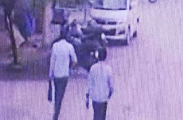 डबल मर्डर की गुत्थी सुलझाने में सीसीटीवी कैमरे ने भी काफी अहम रोल अदा किया. सीसीटीवी तस्वीरों की मदद से पुलिस को सुपारी किलर मुकेश का सुराग लगा था. सीसीटीवी तस्वीरों के जरिए पुलिस पहले मुकेश तक पहुंची. फिर साजिश के मास्टरमाइंड बैंक मैनेजर शशिकुमार तक. पुलिस के मुताबिक दूसरे सुपारी किलर मोहन को मुकेश ने पैसों के बंटवारे के झगड़े में मार डाला.