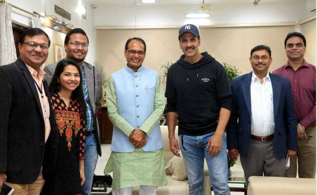 फिल्म ‘टॉयलेट: एक प्रेमकथा’ का निर्देशन आर. बाल्की कर रहे हैं.