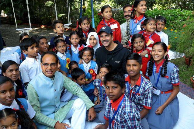  उनकी यह फिल्म एक ओर तो प्रधानमंत्री के ‘स्वच्छ भारत’ अभियान को समर्थन करती है तो दूसरी ओर सफाई का ध्यान नहीं रखने वालों के लिए चुभते व्यंग्य के बीच दर्शकों को हास्य परोसती है.