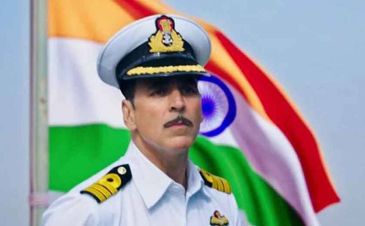 आपको बता दें कि एक अवॉर्ड शो के दौरान एयरलिफ्ट गाने पर अक्षय इस कदर उसमें डूब गए थे कि वहा मौजूद हर शख्स रो पड़ा था. अक्षय की आंखों से भी आंसू निकल रहे थे.