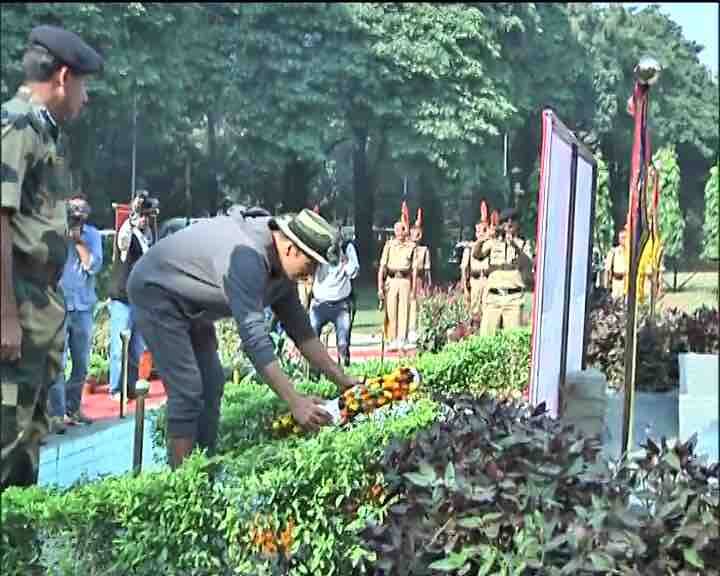 मीडिया रिपोर्ट्स के मुताबिक असम चरमपंथी हमले में शहीद हुए जवान नरपत सिंह के परिवार को खिलाड़ी अक्षय कुमार ने 9 लाख रुपये की मदद की है. आपको बता दें कि हाल ही में असम के तिनसुकिया में उल्फा चरमपंथियों के साथ मुठभेड़ में तीन सैनिक शहीद हो गए थे. 
