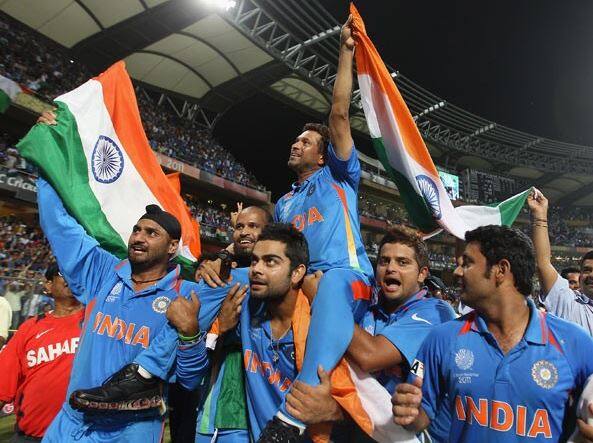 उन्होंने बताया कि भारत में ये बहुत सामान्य है कि आप अपने सीनियर के सामने यह नहीं कह सकते कि आप ड्रिंक करते हैं. विराट ने कहा, 'उन्होंने मुझपर दवाब डाला, मैंने फिर मना कर दिया. लेकिन, उनके बार-बार पूछने पर मेरे मुंह से अचानक निकला मैं 4 आइस क्यूब लूंगा. उसके बाद से मेरे लिए सब सामान्य हो गया.'