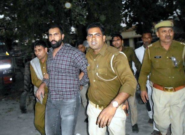 पंजाब की नाभा जेल से फरार हुए कैदियों की मदद करने के आरोप में यूपी के शामली में पुलिस ने एक आरोपी को गिरफ्तार किया है. बताया जा रहा है कि दोपहर बाद एक फॉर्च्यूनर गाड़ी हरियाणा के पानीपत की तरफ से शामली जिले के कैराना के रस्ते उत्तर प्रदेश में घुसी तो पुलिस ने गाड़ी को रुकने का इशारा किया गाड़ी रुकते ही गाड़ी में सवार युवक गाड़ी से निकालकर भागने लगा.
