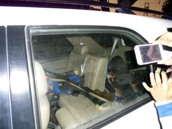 जिसे पुलिसकर्मियों ने भीड़ की मदद से एक भाग रहे युवक को गिरफ्तार कर लिया गाड़ी में कई हथियार भी मौजूद थे पुलिस की पूछताछ में आरोपी युवक ने अपना नाम पलविंदर बताया है.