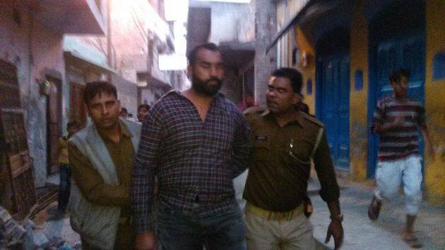 भागे गए कैदियों में 2 आतंकी भी शामिल हैं फिलहाल पुलिस को यही जानकारी मिली है पुलिस अभी और जानकारी जुटा रही है. आरोपी के पास से पुलिस ने 3 राइफल और एक एस.एल.आर बरामद की है.