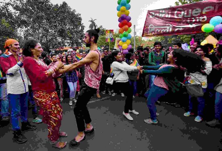 हालांकि दुनिया के अलग-अलग हिस्सों में गे संबंध बनाना अपराध नहीं है. लेकिन भारत जैसे देश में जहां अलग-अलग धर्म और जाति को मानने वाले लोग हैं. ऐसे में समलैंगिकता एक जटिल विषय है.