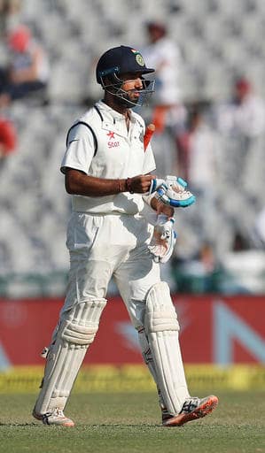 पहले चेतेश्वर पुजारा, फिर शून्य के स्कोर पर अजिंक्ये रहाणे और फिर अपना पहला मैच खेल रहे करूण नायर.