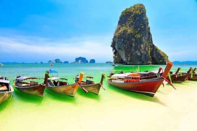  सफेद हाथियों के देश थाईलैण्ड में छुट्टियां बहुत अच्छे ढंग से मनाई जा सकती हैं. यह देश सुंदर होने के साथ-साथ काफी सस्ता भी है. थाईलैण्ड में आपको 300 रुपए से भी कम में रहने के लिए रूम मिल जाएगा.