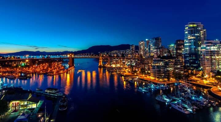 Vancouver अपनी सुंदरता और भव्यता के लिए जाना जाता. इस शहर को एक बार देखने के बाद आप जीवन भर नहीं भूलेंगे.