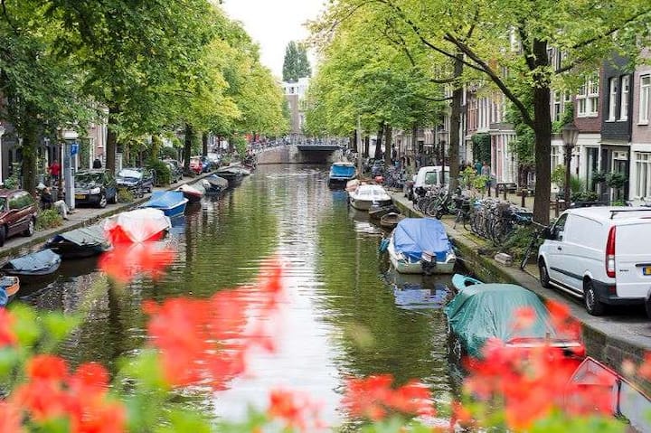 Amsterdam नीदरलैंड्स की राजधानी है. ये शहर अपनी रंग-बिरंगी इमारतों और झीलों के लिए बखूबी जाना जाता है. ये शहर प्रेमी जोड़ों को अपनी ओर ज्यादा आकर्षित करता है
