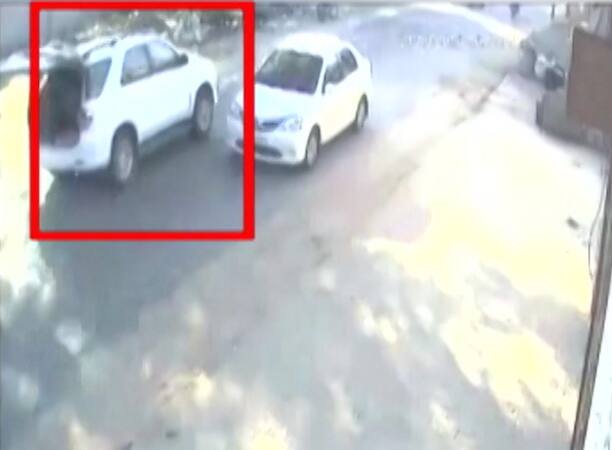 पुलिस के मुताबिक इस मार्च में जेल से भागने के बाद परविंदर सिंह कई महीनों तक पंजाब से दूर रहा. वो उत्तराखंड के अलग-अलग शहरों में ठिकाने बदल-बदलकर छुपता फिर रहा था. परविंदर ने कबूल किया है कि उसने देहरादून में एक मकान ले रखा है, जहां पंजाब के कई बदमाश उसके पास डेरा डाले रहते थे...आगे पढ़ें...