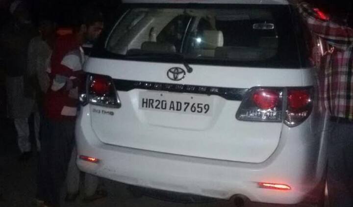 फॉर्चूनर गाड़ी में मास्टरमाइंड परविंदर सिंह के साथ कुख्यात प्रेमा भी था. प्रेमा और उसके साथी पुलिस की वर्दी में थे. ताकि पुलिसवाला बनकर जेल के गेट पर तैनात गार्ड्स की आंखों में धोल झोंकी जा सके. सबकुछ इनकी प्लानिंग के मुताबिक ही हुआ. जैसे ही ये लोग जेल के गेट पर पहुंचे, खाकीवर्दी पहनकर नकली पुलिसवाला बने बदमाशों ने बोला कि किसी कैदी को जेल के अंदर पहुंचाना है...आगे पढ़ें...