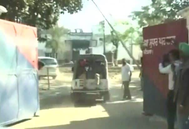 पुलिस के मुताबिक जेल ब्रेक के बाद दोनों आतंकवादी और गैंगस्टर्स परमिंदर सिंह उर्फ पिंदा की फॉर्चूनर गाड़ी में सवार होकर पंजाब से भागे थे. बाद में वो सभी लोग अलग-अलग ठिकानों पर इसकी गाड़ी से उतर गए थे. जेल ब्रेक का ये मास्टरमाइंड पंजाब से भागकर हरियाणा के रास्ते उत्तर प्रदेश में दाखिल हो रहा था. लेकिन, इससे पहले कि ये यूपी के किसी शहर में छुपने का ठिकाना ढूंढ़ पाता, पुलिस ने इसे धर दबोचा...आगे पढ़ें...