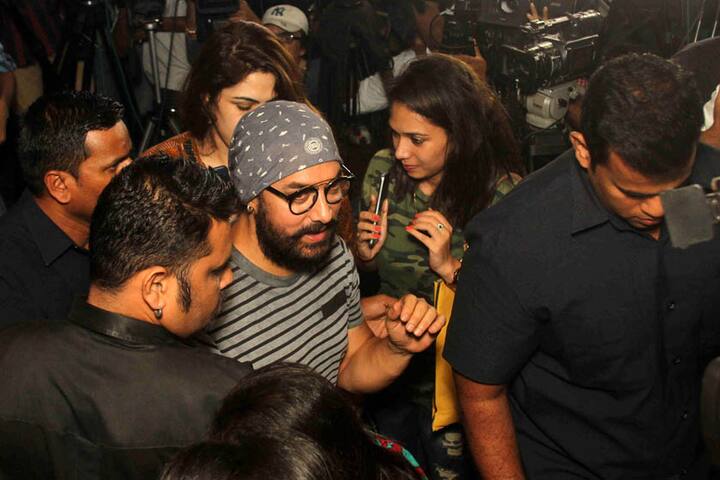 यहां पर आमिर ने बताया कि अपनी अपकमिंग फिल्म ‘ठग्स ऑफ हिन्दोस्तान’ में वह एक दुबले पतले लुक में दिखेंगे साथ ही वे अपने बाल बढ़ाएंगे और दाढ़ी रखेंगे.