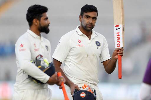 सोमवार को अपने दूसरे दिन के स्कोर 216 रनों पर छह विकेट से आगे खेलने उतरी भारतीय टीम को निचले क्रम के बल्लेबाजों रविंद्र जडेजा (90), रविचन्द्रन अश्विन (72) और जयंत यादव (55) ने पहली पारी में 417 रनों के स्कोर तक पहुंचाने में अहम भूमिका निभाई. इसके साथ ही भारत ने पहली पारी के आधार पर 134 रनों की बढ़त ले ली थी.