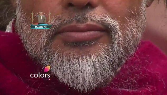 'बिग बॉस' के इस सीजन में स्वामी ओम अब तक के सबसे विवादित चेहरा हैं. उनके खिलाफ गैरजमानती वारंट भी जारी किया जा चुका है. इसके अलावा स्वामी ओम बिग बॉस के घर की लड़कियों पर सस्ते कॉमेंट्स करने से बाज नहीं आते हैं.
