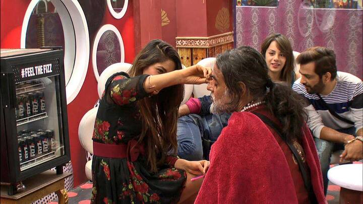 तो अब सलमान की सलाह के बाद स्वामी ओम ने अपना मेकओवर करा लिया है, और इस काम को किसी और ने नहीं बल्कि लोपामुद्रा ने बखूबी अंजाम दिया. आगे की स्लाइड्स में आप देखेंगे कि स्वामी ओम कैसे करा रहे हैं अपना मेकओवर...!
