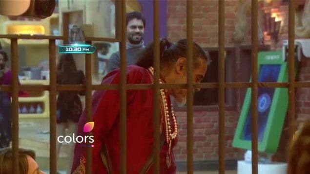  इसके परे स्वामी ओम अपना नया मेकओवर पा कर काफी खुश नजर आ रहे थे.