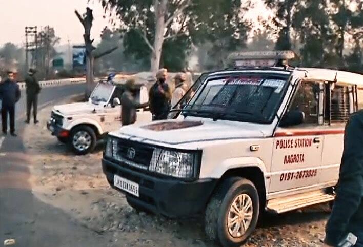 दरअसल, पाकिस्तान ने भारत को दहलाने के लिए फिर साजिश रची है. आर्मी को निशाना बनाने के लिए पाकिस्तान ने सरहद पार से फिर 'सुसाइड बम' भेजे हैं. सुसाइड बम के हमलों से जम्मू-कश्मीर फिर थर्रा गया है. इस बार टारगेट था जम्मू के नजदीक नगरोटा आर्मी कैंट...आगे जानिए...