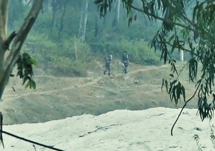 ताकि अंधेरे का फायदा उठाकर वो लोग ज्यादा से ज्यादा तबाही मचा सकें. लेकिन, चाक-चौबंद सुरक्षा इंतजामों की वजह से आतंकी 16 कोर हेडक्वॉर्टर तक नहीं पहुंच पाए. दहशतगर्दों ने हेडक्वॉर्टर के नजदीक ही आर्टिलरी रेजीमेंट पर गोलाबारी शुरू कर दी. वहां मौजूद भारतीय जवानों ने भी गोलियों का जवाब दिया. पूरा इलाका गोलियों और ग्रेनेड की आवाज से थर्रा उठा...आगे जानिए...
