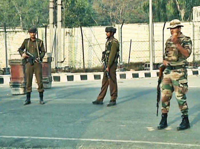 आर्मी यूनिट पर हमले के कुछ ही देर बाद नगरोटा आर्मी कैंप के आसपास का पूरा इलाका पुलिस और सुरक्षा बलों ने घेर लिया. जवानों ने अपनी पोजीशन संभाल ली. जमीन से लेकर आसमान तक हाई अलर्ट का एलान हो गया. आसमान में हेलिकॉप्टर मंडरा रहे थे. सड़कों पर सिक्योरिटी फोर्सेज की गाड़ियां दौड़ रही थीं...आगे जानिए...