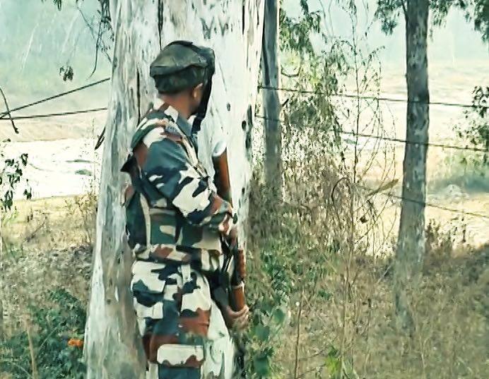 एहतियात के तौर पर नगरोटा की तरफ जाने वाली तमाम सड़कों को सील कर दिया गया. सड़क के किनारे बनी दुकानों को खाली करवा लिया गया. अचानक हुए इस आतंकी हमले में भारतीय सेना के मेजर कुणाल गोस्वामी समेत भारत मां के तीन सपूत शहीद हो गए. साथ ही, भारतीय जवानों ने चार आतंकियों को भी ढेर कर दिया...आगे जानिए...