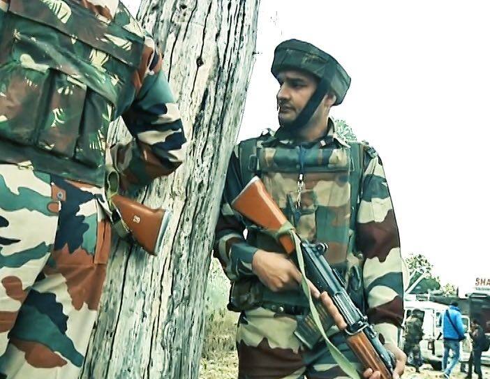 इंडियन आर्मी की सर्जिकल स्ट्राइक के बाद आतंकियों के निशाने पर भारतीय सेना आ चुकी है. पाकिस्तान की आतंक फैक्ट्री ने अब 'मानव बम' भेजना शुरू कर दिया है. जम्मू में नगरोटा आर्मी यूनिट पर हमला किया गया है. इसके साथ ही सांबा में बीएसएफ पर हमला किया गया है...आगे जानिए...