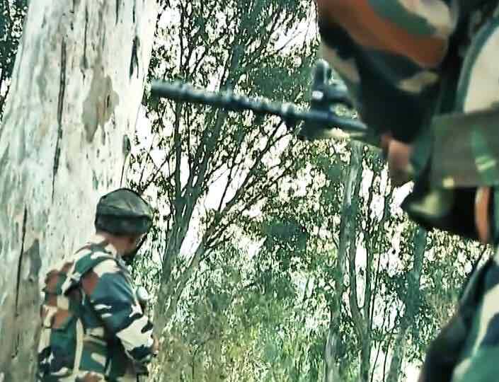 सेना के प्रवक्ता, कर्नल मनीष मेहता के अनुसार हथियारबंद चरमपंथियों ने मंगलवार सुबह साढ़े पांच बजे 166 मिडियम आर्टिलरी रेजीमेंट पर हमला कर दिया. आर्मी यूनिट पर हमले की खबर ने नगरोटा आर्मी कैंट के साथ-साथ आसपास के तमाम रिहायशी इलाकों में भी हड़कंप मचा दिया. तमाम जगहों पर चौकसी बढ़ा दी दी गई. श्रीनगर जाने वाले हाइवे पर ट्रैफिक बंद कर दिया गया...आगे जानिए...