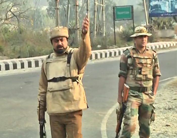 पुलिस ने तमाम रास्तों पर नाकेबंदी कर दी. ट्रैफिक को डायवर्ट कर दिया गया है. साथ ही, इस बात का भी ख्याल रखा जा रहा है कि देश के अलग-अलग इलाकों से माता वैष्णों देवी की यात्रा पर पहुंचने वाले श्रद्धालुओं को कोई तकलीफ न हो. फायरिंग के लेकर एहतियातन सारे स्कूल बंद कर दिये गये हैं. पुलिस और सिक्योरिटी फोर्सेज ने इस इलाके की घेरेबंदी कर दी है...आगे जानिए...