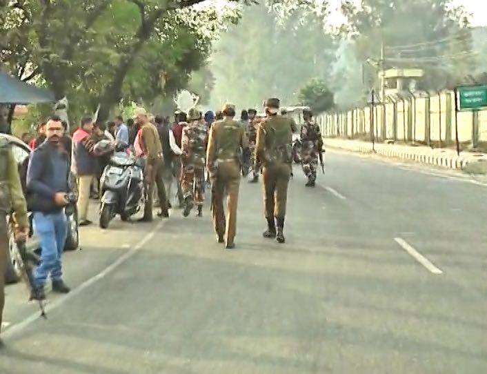 इधर सरहद पार से आए आतंकी पूरे जम्मू में तबाही मचाना चाहते थे. लेकिन, बीएसएफ ने एक बड़ी साजिश को नाकाम कर दिया. भारत-पाकिस्तान इंटरनेशनल बॉर्डर पार करने के लिए आतंकियों ने चमलियाल के नजदीक तारबंदी को काट दिया था. उसके बाद उसके निशाने पर थी जम्मू के सांबा के रामगढ़ में छन्नी फतवाल पोस्ट...आगे जानिए...