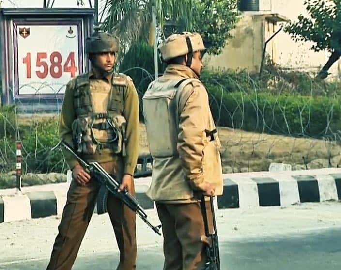 दहशतगर्दों ने बीएसएफ पोस्ट पर फायरिंग की, तो भारतीय जवानों की तरफ से उन्हें मुंहतोड़ जवाब दिया गया. दोनों ओर करीब चार घंटे तक गोलीबारी होती रही. इस मुठभेड़ में बीएसएफ एक जवान घायल हो गया. जबकि, सतर्क जवानों ने तीन आतंकियों को ढेर करके उनके नापाक मंसूबे विफल कर दिए. (संवाददाता, अजय बाचलू की रिपोर्ट)