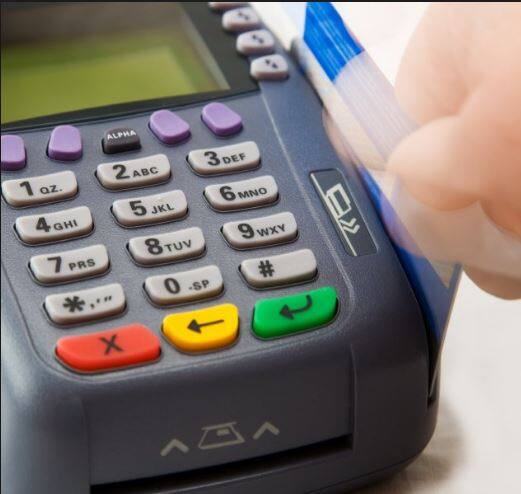  कभी कोई बैंक का कर्मचारी बनकर फोन पर आप के एकाउंट से जुड़ी जानकारियां मांगे जैसे कि आपके डिबट कार्ड का नंबर और पिन नंबर तो कभी भी शेयर न करें. 