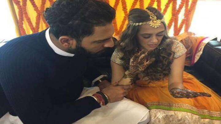 इंग्लैंड के खिलाफ मोहाली टेस्ट में जीत दर्ज करने के बाद टीम इंडिया के कप्तान विराट कोहली टीम के साथ आज क्रिकेटर युवराज सिंह के संगीत समारोह में पहुंचे. इस दौरान विराट समेत तमाम दिग्गज खिलाड़ियों ने युवराज और हेजल संग तस्वीरें भी क्लिक करवाई. युवराज और हेजल के साथ-साथ विराट भी अपने दोस्त के इस खास पल में बेहद खुश नजर आ रहे थे. देखें सभी बेहतरीन तस्वीरें... (सभी तस्वीरें- सोशल मीडिया)