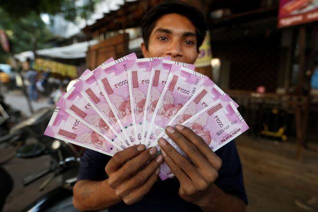 40 दिन के भीतर बैंकों और एटीएम के जरिए लोगों को बांटने के लिए 500 और 2,000 रुपये के 2.2 अरब नए नोट जारी किए गए हैं.