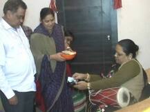 वाराणसी: नोटबंदी के चलते किन्नरों ने स्वाइप मशीन से लिया शगुन