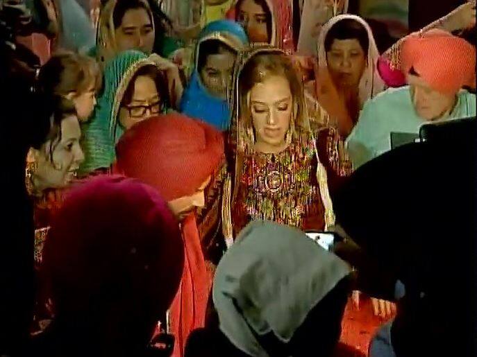 शादी के मौके पर गुरुद्वारे को खूबसूरती से सजाया गया था.