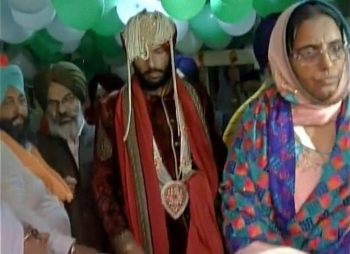 गुरुद्वारे में ही लंगर खिलाने की व्यवस्था की गई जहां बारातियों ने जमीन पर बैठकर लंगर खाया.