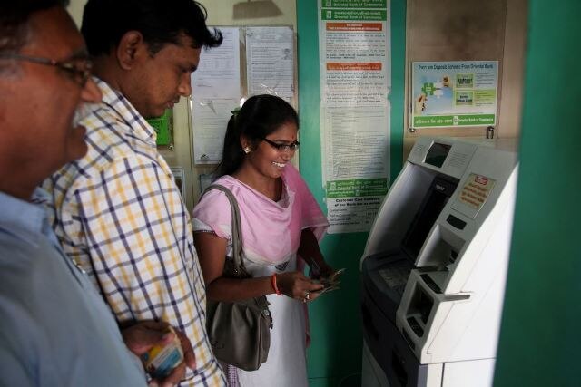 Cash Withdrawal Limit From Atms Increased To Rs 4500 Per Day From Today आज से ATM से निकलेंगे 4500 रुपए, बैंक से पैसे निकालने की सीमा में बदलाव नहीं